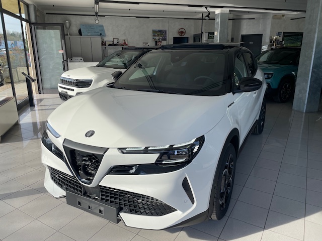 ALFA ROMEO JUNIOR IBRIDA SPECIALE 145CV e DCT6 + PACCH THEC+TETTO APRIBILE!! IMM 02/2026 € 30.490 - immagine 3