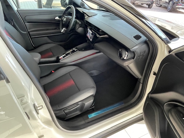 ALFA ROMEO JUNIOR IBRIDA SPECIALE 145CV e DCT6 + PACCH THEC+TETTO APRIBILE!! IMM 02/2026 € 30.490 - immagine 24